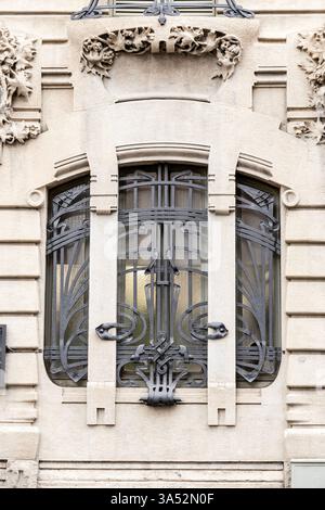 Particolare delle griglie in ferro battuto in stile Liberty 1906 Casa Guazzoni, Milano, porta Venezia, Italia Foto Stock