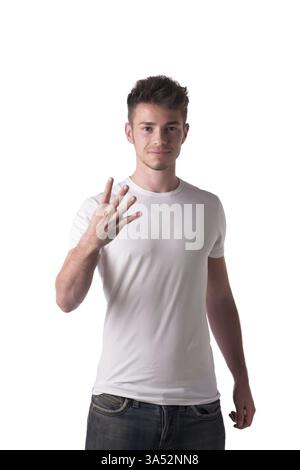 Attraente giovane di conteggio per quattro 4 con le dita e le mani, isolati su sfondo bianco Foto Stock