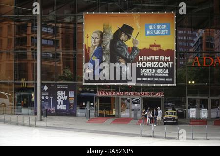 Berlino, Germania - 21 giugno 2016: I frequentatori del teatro si trovano accanto a un'auto Trabant all'ingresso del Theater am Potsdamer Platz il 21 giugno 2016 a Berli Foto Stock