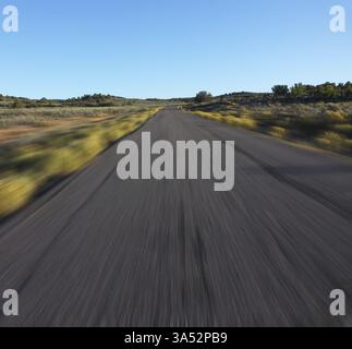 Deserto in California. Un auto da corsa ad alta velocità Foto Stock