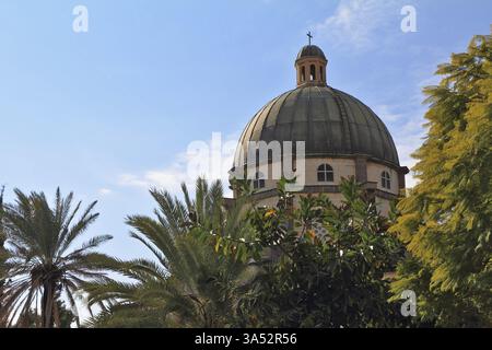 Basilica sul Monte delle Beatitudini. Israele, lago Tiberiade. La maestosa cupola è circondata da un magnifico parco Foto Stock