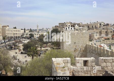 Cammina lungo le mura dell'antica Gerusalemme. Vista della nuova Gerusalemme - edifici moderni e persone che camminano Foto Stock
