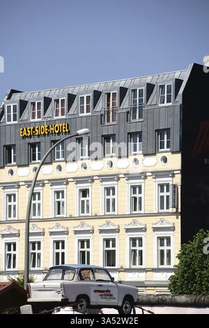 Berlino, Germania - 9 maggio 2016: La facciata dell'East Side Hotel alla East Side Gallery con una Trabant sul muro il 9 maggio 2015 a Berlino Foto Stock