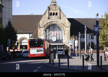Worms, Germania - 13 ottobre 2018: Autobus e traffico stradale di fronte alla stazione ferroviaria principale il 13 ottobre 2018 a Worms Foto Stock