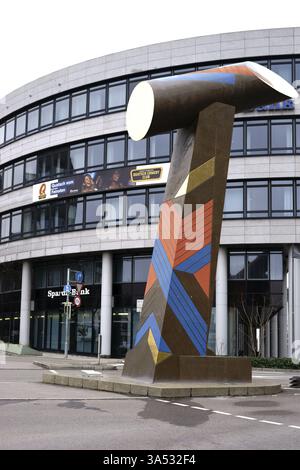 Stoccarda, Germania - 3 febbraio 2018: La scultura Wegzeichen 1 dell'artista Herbert Hajek nell'Europaviertel il 3 febbraio 2018 a Stoccarda Foto Stock