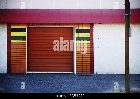Un garage nostalgico decorato con piastrelle a mosaico Foto Stock