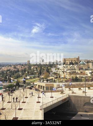 Cammina lungo le mura dell'antica Gerusalemme. Vista della nuova Gerusalemme - edifici moderni e persone che camminano Foto Stock