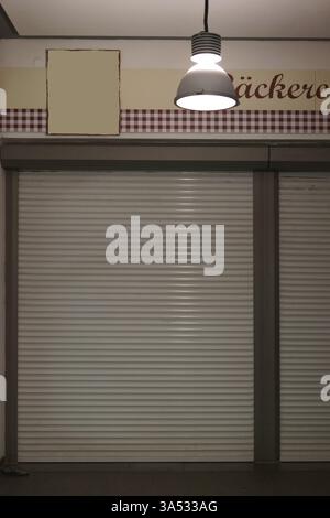 Una panetteria chiusa con tendine abbassate Foto Stock