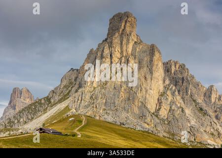 Passo Giau Dolomiti iconica e pittoresca località famosa sul passo d'alta quota in estate. Dolomiti Alps classico paesaggio montano lungo la strada Foto Stock