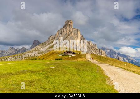 Passo Giau Dolomiti iconica e pittoresca località famosa sul passo d'alta quota in estate. Dolomiti Alps classico paesaggio montano lungo la strada Foto Stock