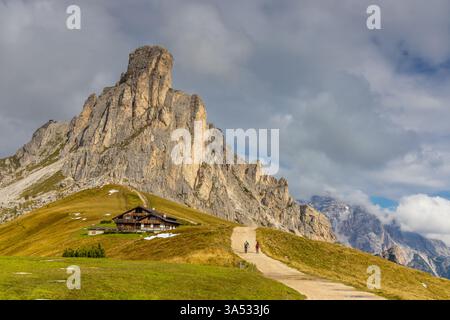 Passo Giau Dolomiti iconica e pittoresca località famosa sul passo d'alta quota in estate. Dolomiti Alps classico paesaggio montano lungo la strada Foto Stock