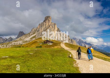 Passo Giau Dolomiti iconica e pittoresca località famosa sul passo d'alta quota in estate. Dolomiti Alps classico paesaggio montano lungo la strada Foto Stock