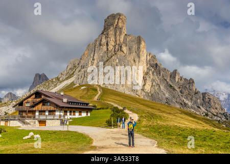 Passo Giau Dolomiti iconica e pittoresca località famosa sul passo d'alta quota in estate. Dolomiti Alps classico paesaggio montano lungo la strada Foto Stock