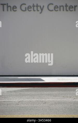 Los Angeles, Stati Uniti - 26 dicembre 2015: Il logo e il cartello d'ingresso del Getty Center, un museo d'arte moderna il 26 dicembre 2015 a Los Angeles Foto Stock