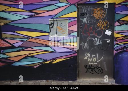Magonza, Germania - 19 ottobre 2015: Un muro di casa dipinto con graffiti colorati con una porta di ferro in un quartiere degli artisti nella città vecchia il 19 ottobre Foto Stock