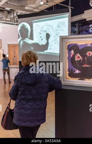 Un visitatore guarda un video su Pablo Picasso al Centre Pompidou, museo d'arte moderna di Parigi, Francia. Foto Stock