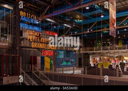 Forum al Centre Pompidou di Parigi, Francia. L'immensa area polifunzionale alta 10 metri è il primo posto in cui i visitatori vengono al Centre Pompidou. Foto Stock