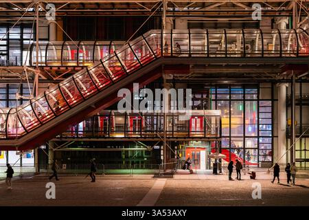 Vista notturna del Centro Pompidou. Il complesso culturale è una delle principali attrazioni di Parigi, in Francia. Foto Stock