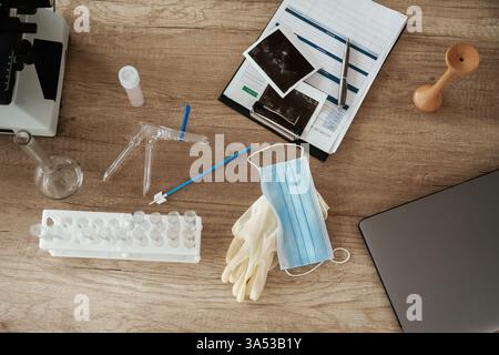 Microscopio e computer portatile. Attrezzature del medico, oggetti sul tavolo. Foto Stock