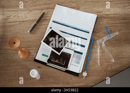 Immagini ecografiche. Attrezzature del medico, oggetti sul tavolo. Foto Stock