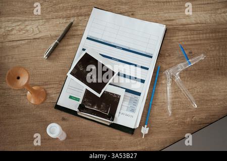 Immagini ecografiche. Attrezzature del medico, oggetti sul tavolo. Foto Stock