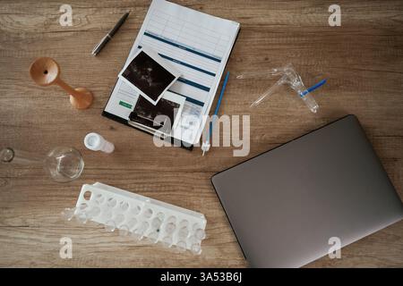 Immagini ecografiche. Attrezzature del medico, oggetti sul tavolo. Foto Stock