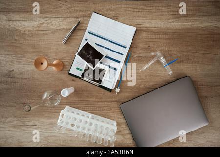 Immagini ecografiche. Attrezzature del medico, oggetti sul tavolo. Foto Stock