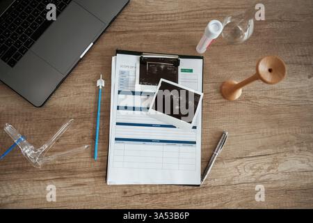 Attrezzature del medico, oggetti sul tavolo. Foto Stock