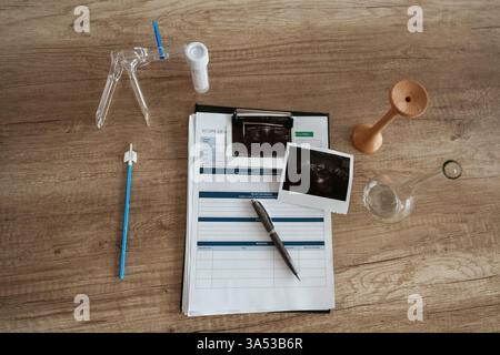 Immagini ecografiche. Attrezzature del medico, oggetti sul tavolo. Foto Stock