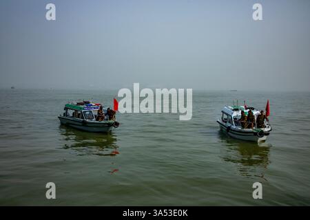 Il personale dell'esercito pattuglia il fiume Padma nei pressi del Padma Multipurpose Bridge su motoscafi in Bangladesh. Foto Stock
