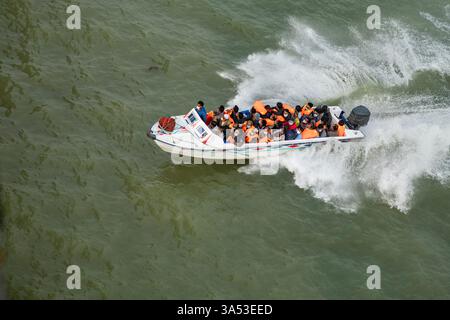 I passeggeri viaggiano attraverso il fiume Padma su motoscafi lungo il percorso Shimulia-Jajira in Bangladesh. Foto Stock