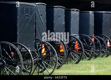Buggy trainati da cavalli parcheggiati presso la Mennonite Meeting House; chiesa; contea di Lancaster; Pennsylvania; Stati Uniti Foto Stock