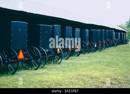 Buggy trainati da cavalli parcheggiati presso la Mennonite Meeting House; chiesa; contea di Lancaster; Pennsylvania; Stati Uniti Foto Stock