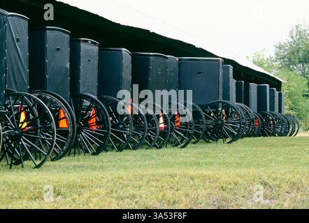 Buggy trainati da cavalli parcheggiati presso la Mennonite Meeting House; chiesa; contea di Lancaster; Pennsylvania; Stati Uniti Foto Stock