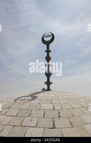 Cammina lungo le mura dell'antica Gerusalemme. La cupola della moschea con la mezzaluna musulmana in cima Foto Stock