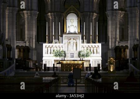 Parigi, Francia - 29 dicembre 2013: Le persone pregano sull'altare illuminato della Basilica del Sacro CRur a Montmartre il 29 dicembre 2013 a Parigi Foto Stock