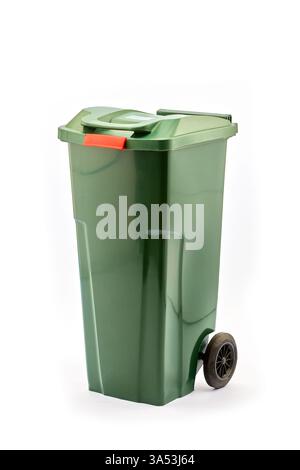 Elegante cestino verde con ruote per lo smaltimento dei rifiuti in ambienti domestici e in giardino - ideale per il riciclaggio e la raccolta dei rifiuti domestici Foto Stock