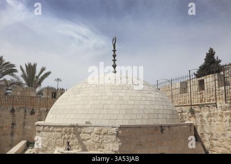 Cammina lungo le mura dell'antica Gerusalemme. La cupola della moschea con la mezzaluna musulmana in cima Foto Stock