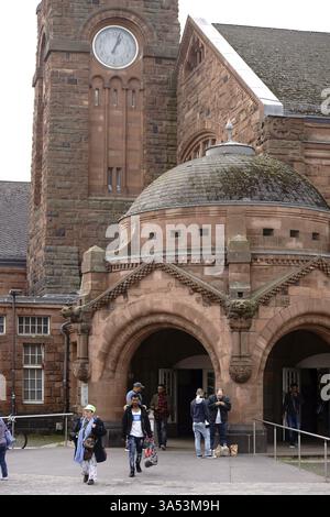 Giessen, Germania - 3 ottobre 2017: I viaggiatori lasciano lo storico edificio della stazione centrale di Giessen il 3 ottobre 2017 a Giessen, Germania, Europa Foto Stock