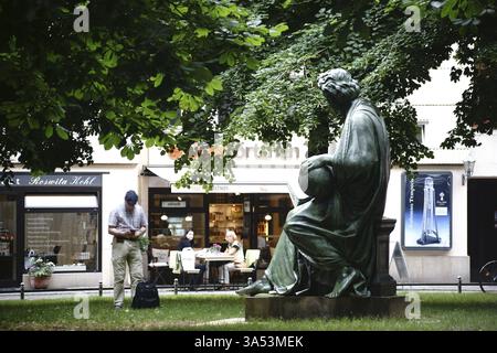 Berlino, Germania - 21 giugno 2016: Un turista scatta una foto della scultura Allegory of Science dello scultore Albert Wolff alla Nikolaikirche nel Nik Foto Stock