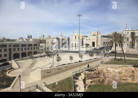 Cammina lungo le mura dell'antica Gerusalemme. Vista della nuova Gerusalemme - edifici moderni e persone che camminano Foto Stock