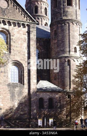 Worms, Germania - 13 ottobre 2018: Visitatori e turisti si trovano di fronte all'ingresso della Cattedrale di San Pietro il 13 ottobre 2018 a Worms, Germania, Foto Stock