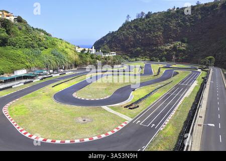 Pista per auto nel famoso resort sull'isola atlantica di Madeira Foto Stock