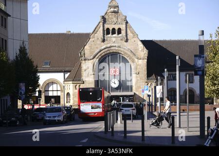 Worms, Germania - 13 ottobre 2018: Autobus e traffico stradale di fronte alla stazione ferroviaria principale il 13 ottobre 2018 a Worms Foto Stock