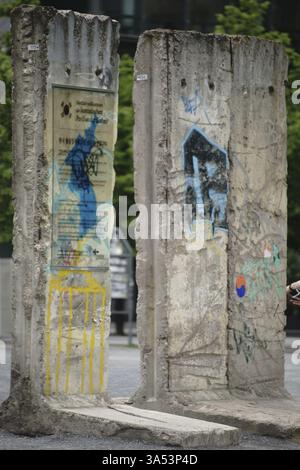 Berlino, Germania - 21 giugno 2016: Resti in muratura del muro di Berlino in piedi su Piazza Potsdam con una tavoletta commemorativa del padiglione della Kore Foto Stock
