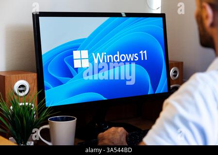 Logo Windows 11 sullo schermo del notebook. Utente con il sistema operativo Microsoft più diffuso. Rosario, Argentina - 20 marzo 2025. Foto Stock