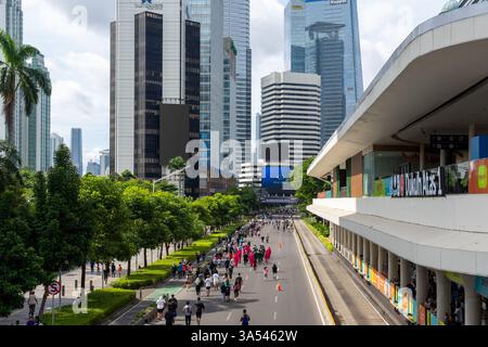Giacarta, Indonesia - 26 gennaio 2025: Persone che camminano per strada in una giornata senza auto a Giacarta, Indonesia. Foto Stock