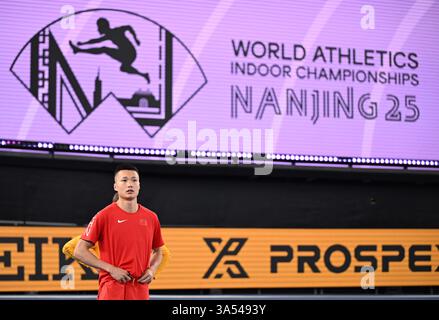 Nanjing, la provincia cinese di Jiangsu. 21 marzo 2025. Su Wen della Cina reagisce prima della finale di salto triplo maschile ai Campionati mondiali di atletica leggera indoor 2025 a Nanchino, nella provincia di Jiangsu, nella Cina orientale, 21 marzo 2025. Crediti: Canzone Yanhua/Xinhua/Alamy Live News Foto Stock