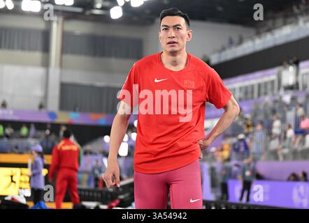 Nanjing, la provincia cinese di Jiangsu. 21 marzo 2025. Zhu Yaming della Cina reagisce prima della finale di salto triplo maschile ai Campionati mondiali di atletica leggera indoor 2025 a Nanchino, nella provincia di Jiangsu, nella Cina orientale, 21 marzo 2025. Crediti: Canzone Yanhua/Xinhua/Alamy Live News Foto Stock
