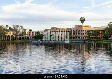 Edifici ospiti sul lago al Disney's Coronado Springs Resort che si riflettono a Lago Dorado, Lake Buena Vista, Florida. Foto Stock